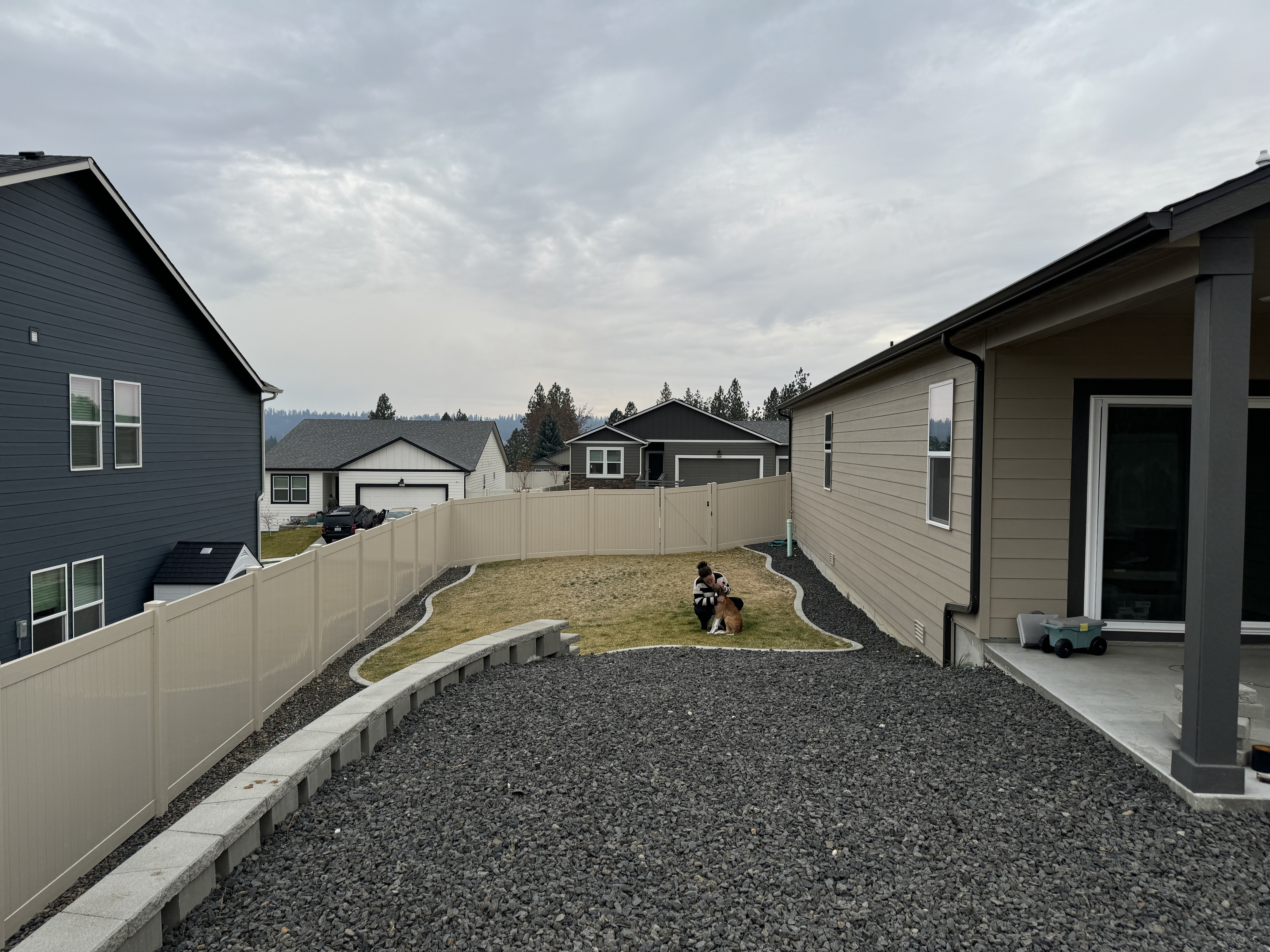 image of a backyard with a beautiful vinyl fence built in spokane washington by robertson fence co